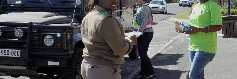 Soos gebruiklik is besoekers en vakansiegangers weer met ‘n “Vriendelike Padblokkade” deur Gansbaai Toerisme, Gansbaai Polisiëringsforum, verkeersdienste en Gansbaai SAPD verwelkom. Enkele geskenkpakkies en inligtingsbrosjures is aan inkomende besoekers oorhandig, met goeie wense vir ‘n aangename verblyf in Gansbaai en omgewing. (Foto: Brenda du Toit)